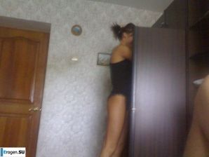 озабоченый муж подлавливает на камеру свою раздетую жену. Эскиз 5