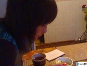 озабоченый муж подлавливает на камеру свою раздетую жену. Эскиз 8