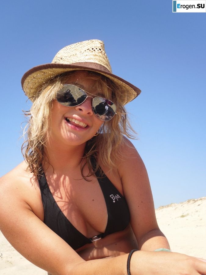 озорная шалунья на пляже. Фото 49