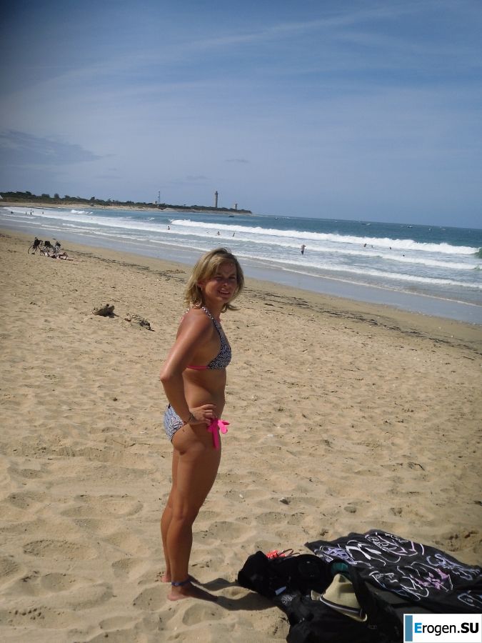 озорная шалунья на пляже. Фото 57
