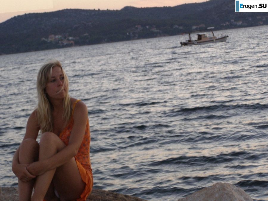 nude on the beach and in the room. Photo 16