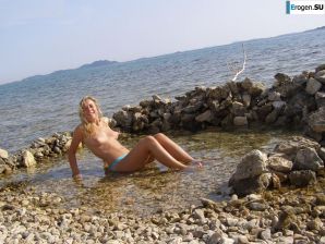 nude on the beach and in the room. Thumb 18