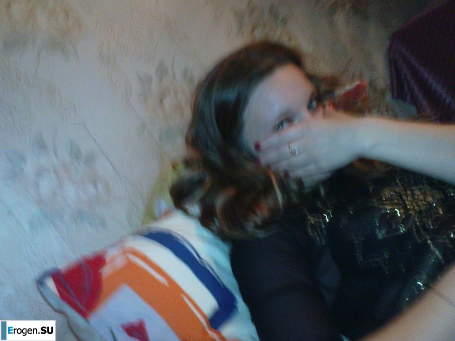 молодая девушка со своим парнем резвится. Фото 10