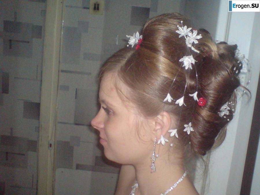 молодая девушка со своим парнем резвится. Фото 11