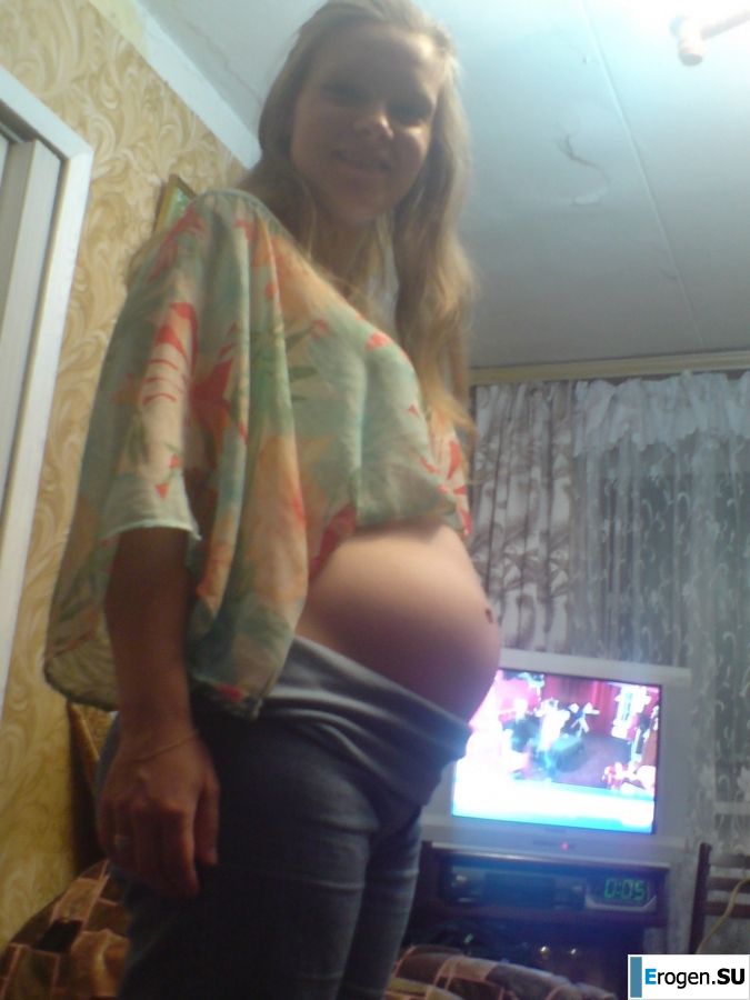 молодая девушка со своим парнем резвится. Фото 14