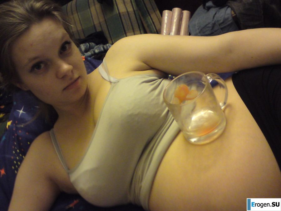 молодая девушка со своим парнем резвится. Фото 17