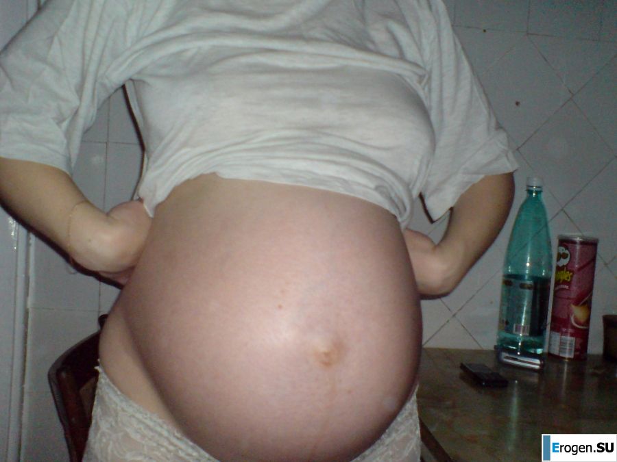 молодая девушка со своим парнем резвится. Фото 18