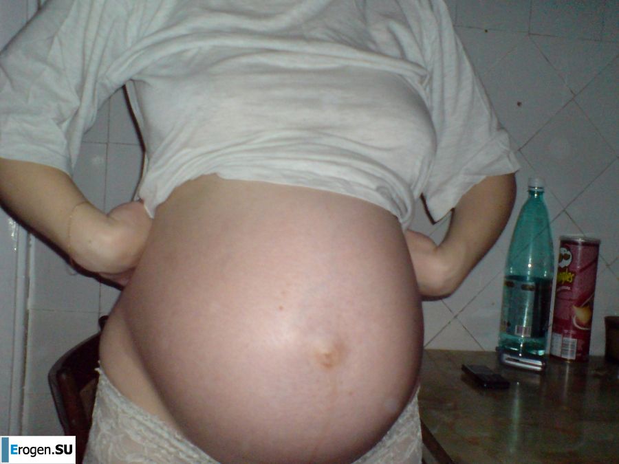 молодая девушка со своим парнем резвится. Фото 19