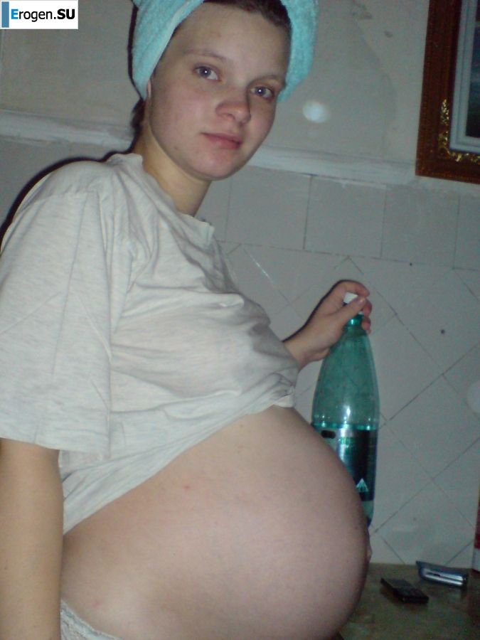 молодая девушка со своим парнем резвится. Фото 20