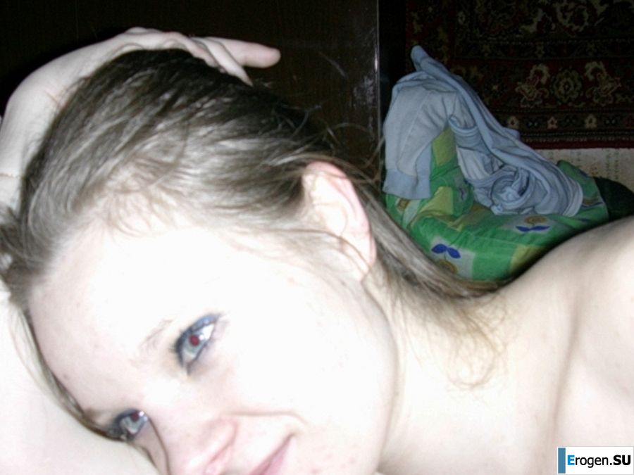 молодая девушка со своим парнем резвится. Фото 21