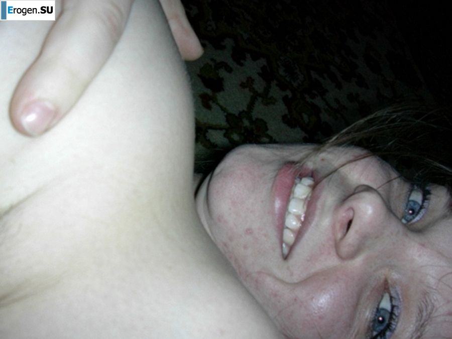 молодая девушка со своим парнем резвится. Фото 34