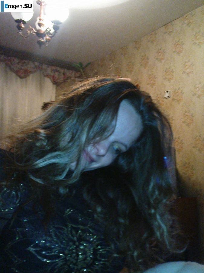 молодая девушка со своим парнем резвится. Фото 5