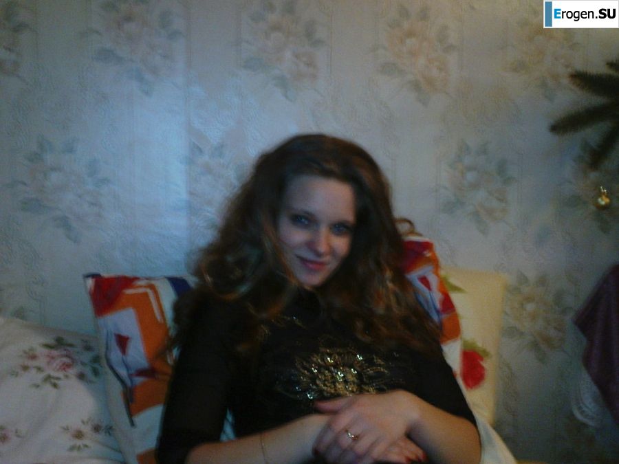 молодая девушка со своим парнем резвится. Фото 6