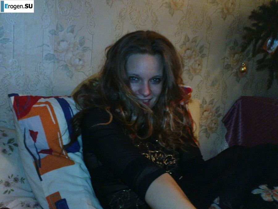 молодая девушка со своим парнем резвится. Фото 7