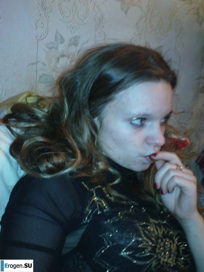 молодая девушка со своим парнем резвится. Фото 8