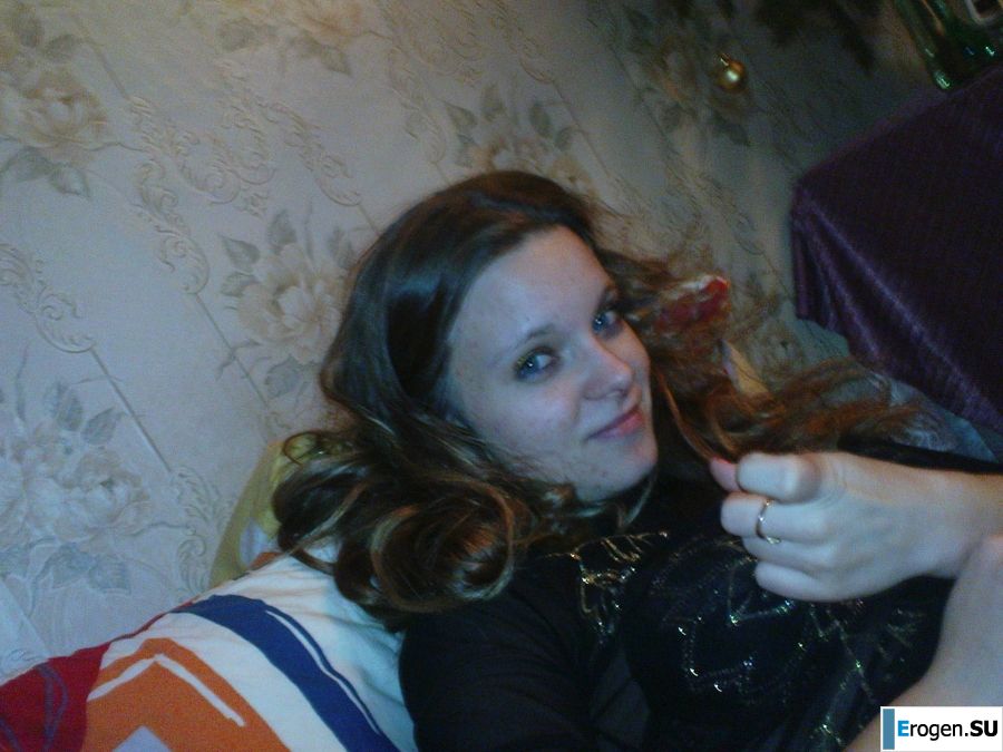 молодая девушка со своим парнем резвится. Фото 9