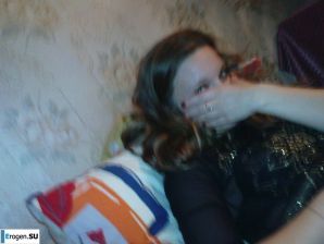 молодая девушка со своим парнем резвится. Эскиз 10