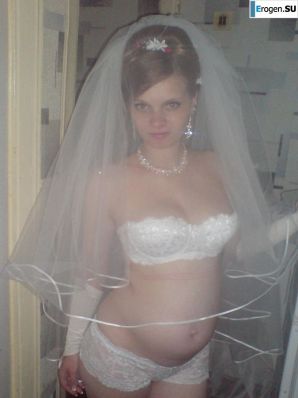 молодая девушка со своим парнем резвится. Эскиз 12