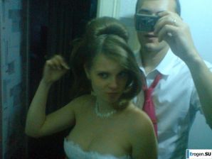 молодая девушка со своим парнем резвится. Эскиз 13