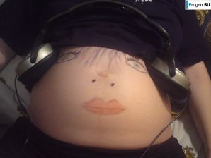 молодая девушка со своим парнем резвится. Эскиз 15