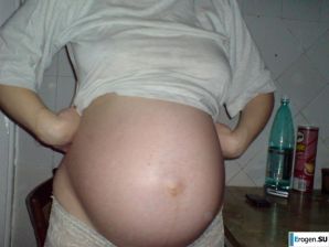 молодая девушка со своим парнем резвится. Эскиз 18