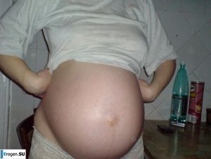 молодая девушка со своим парнем резвится. Эскиз 19