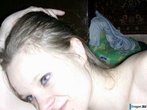 молодая девушка со своим парнем резвится. Эскиз 21