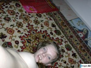 молодая девушка со своим парнем резвится. Эскиз 32