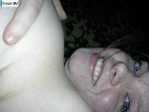 молодая девушка со своим парнем резвится. Эскиз 34