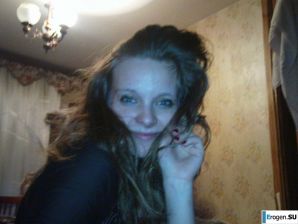 молодая девушка со своим парнем резвится. Эскиз 4