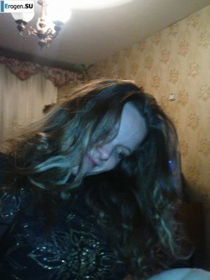 молодая девушка со своим парнем резвится. Эскиз 5