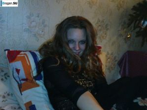 молодая девушка со своим парнем резвится. Эскиз 7