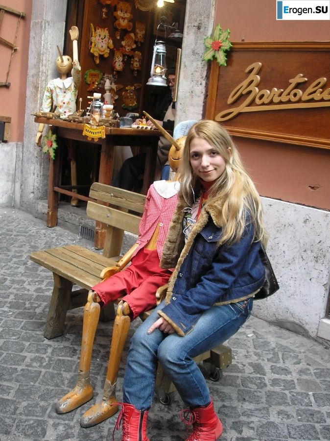 веселая обнаженная блондинка. Фото 34