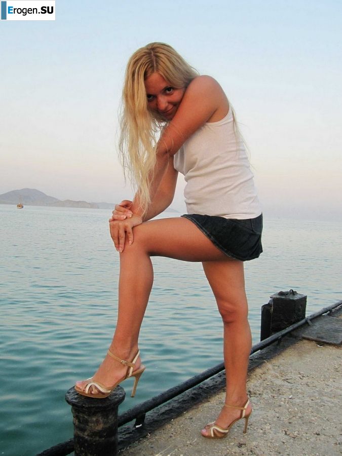 веселая обнаженная блондинка. Фото 40