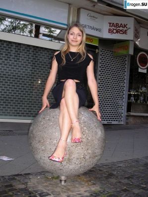 веселая обнаженная блондинка. Эскиз 36