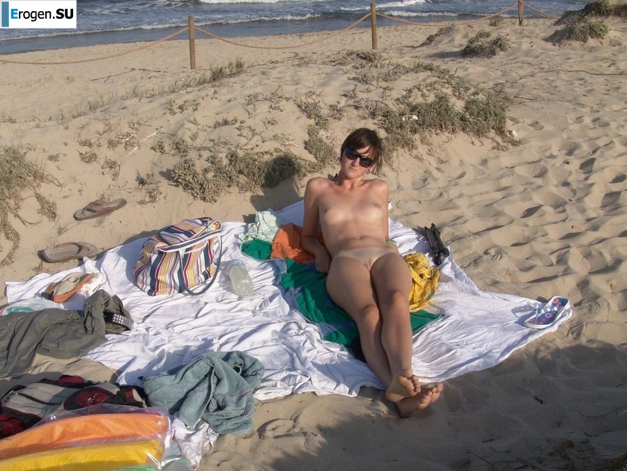 nudist on vacation with her boyfriend. Photo 44