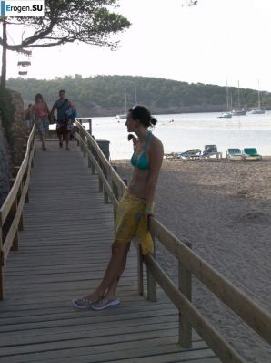 нудистка в отпуске со своим парнем. Эскиз 24