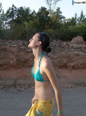 нудистка в отпуске со своим парнем. Эскиз 25