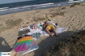 нудистка в отпуске со своим парнем. Эскиз 45