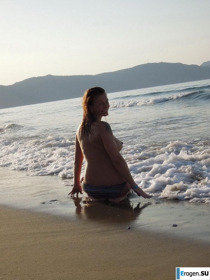 naked pregnant Lucy on the beach with the future father. Photo 11