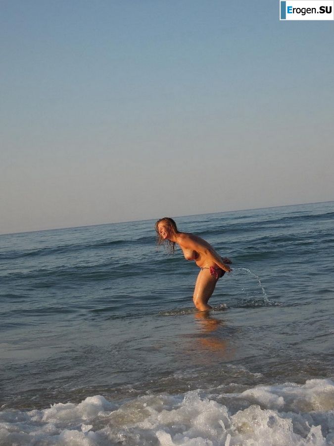 naked pregnant Lucy on the beach with the future father. Photo 21