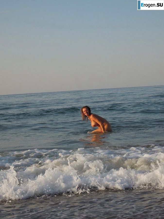 naked pregnant Lucy on the beach with the future father. Photo 22