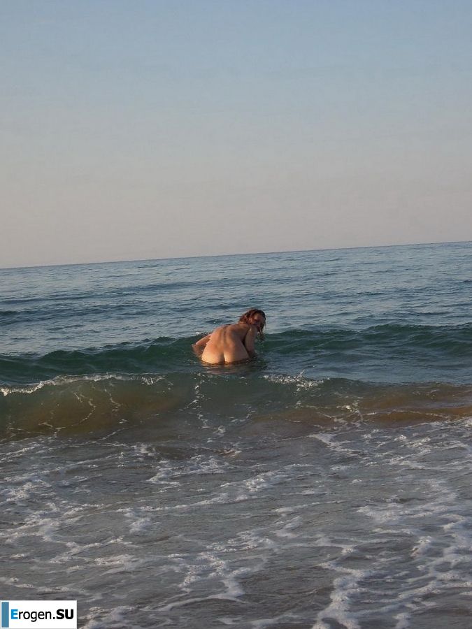 naked pregnant Lucy on the beach with the future father. Photo 23