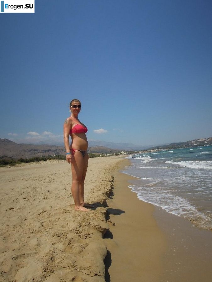 naked pregnant Lucy on the beach with the future father. Photo 26