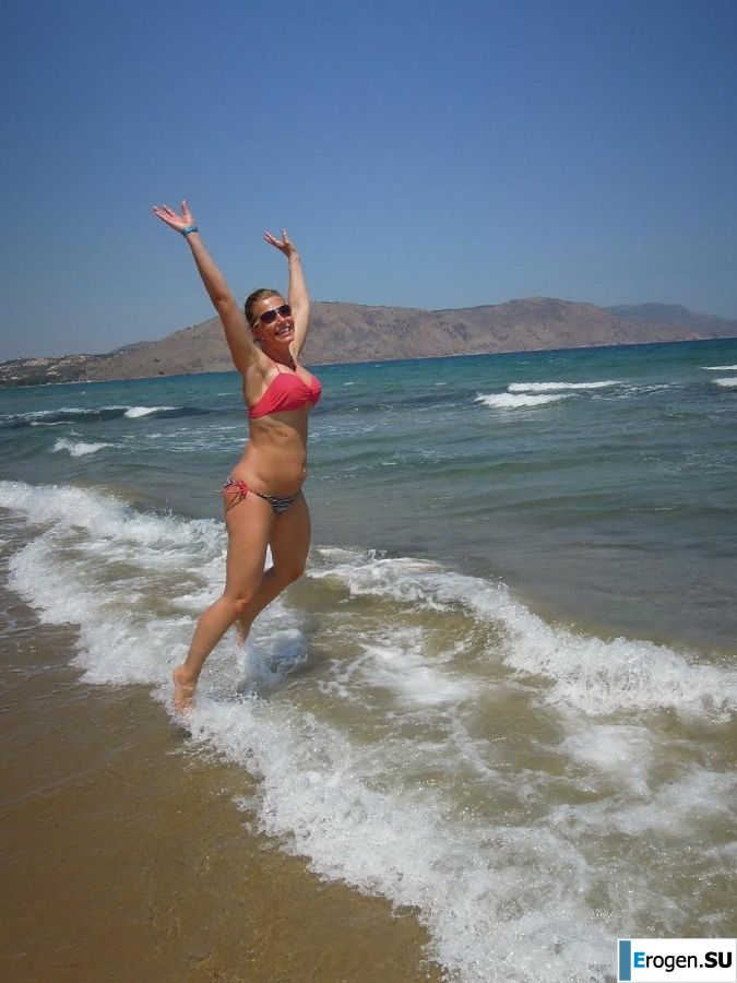 naked pregnant Lucy on the beach with the future father. Photo 29