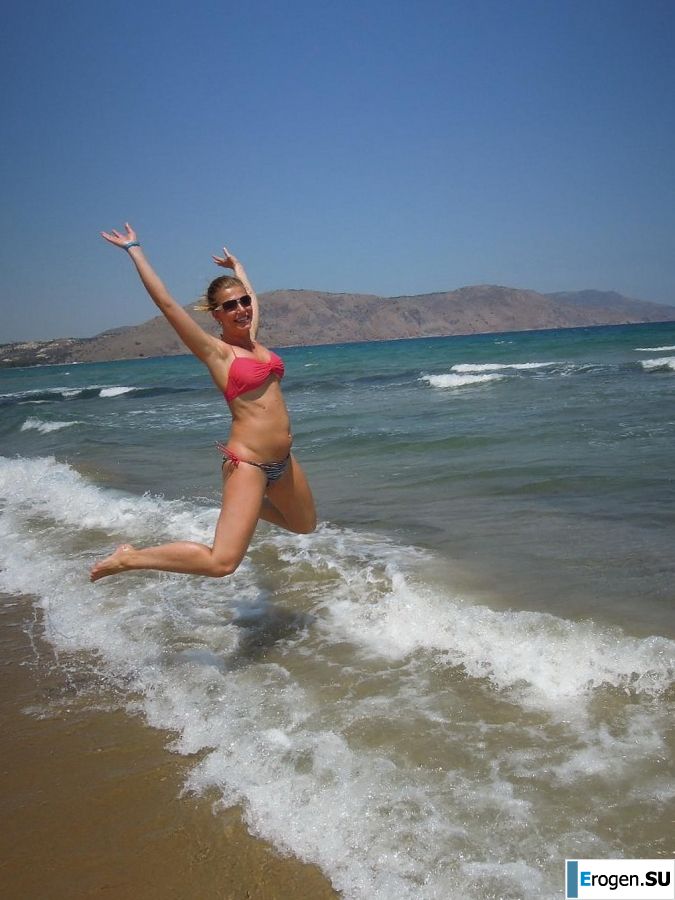 naked pregnant Lucy on the beach with the future father. Photo 30