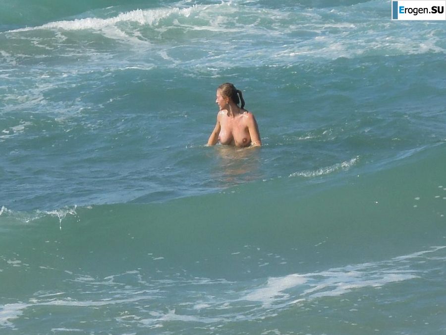naked pregnant Lucy on the beach with the future father. Photo 4