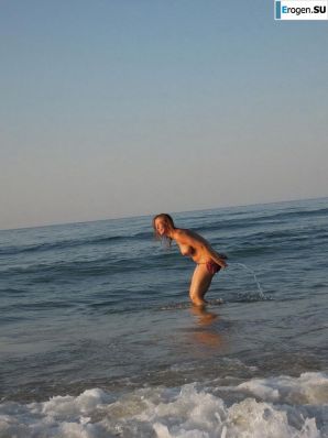 naked pregnant Lucy on the beach with the future father. Thumb 21