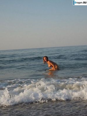 naked pregnant Lucy on the beach with the future father. Thumb 22