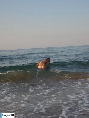 naked pregnant Lucy on the beach with the future father. Thumb 23